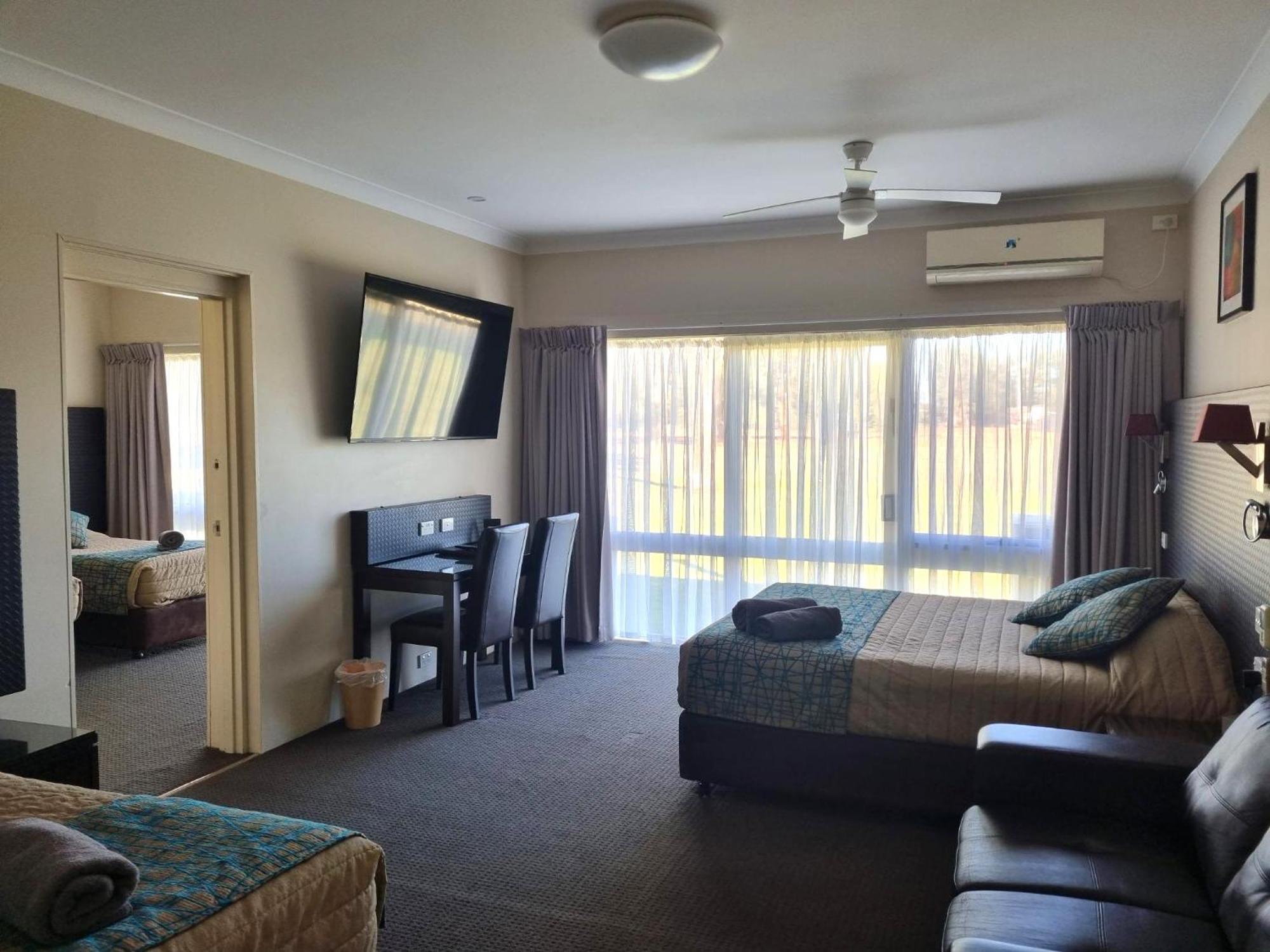 Australian Homestead Motor 3*